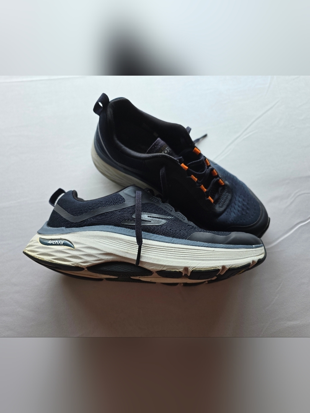 Skechers Max Cushioning Arch Fit Sneakers Size 9